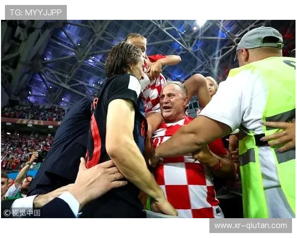 巴黎德比现温情一幕:球迷联合抗议赛程过度密集 巴黎德比现温情一幕:球迷联合抗议赛程过度密集